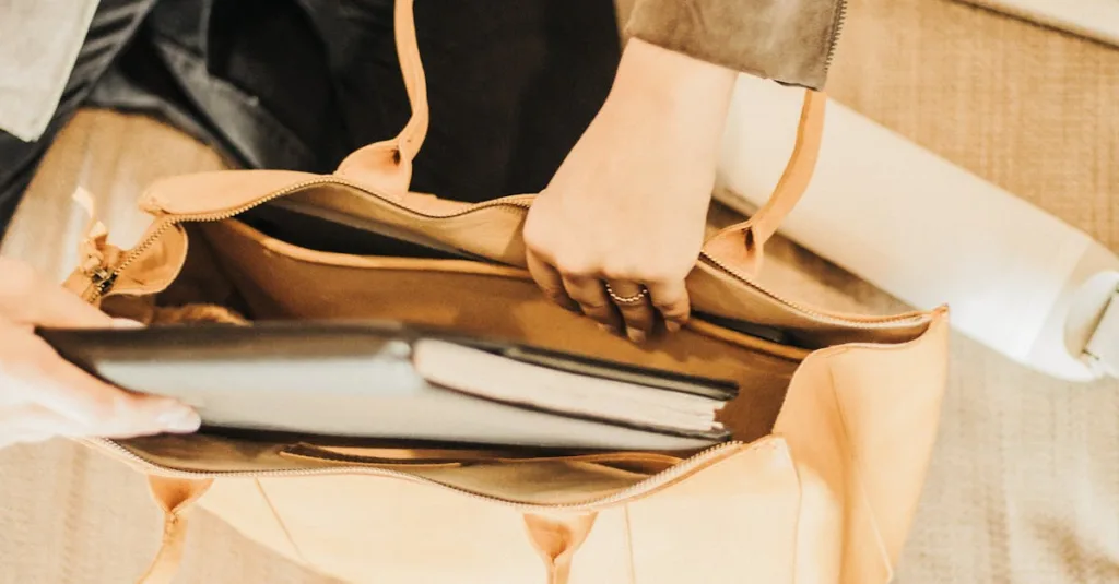 sac hobo en cuir grainé beige, alliant élégance et praticité pour un style chic et décontracté au quotidien.