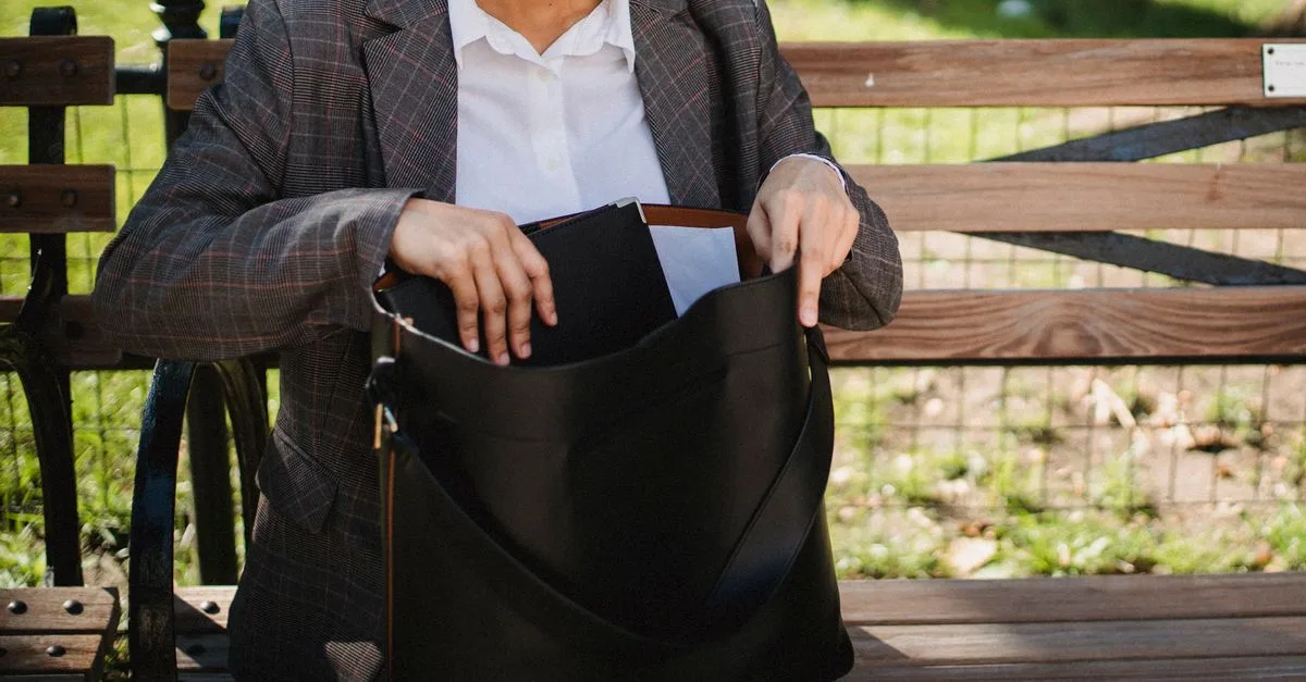 sac seau en cuir grainé noir, alliant élégance et fonctionnalité pour un look chic et pratique au quotidien.
