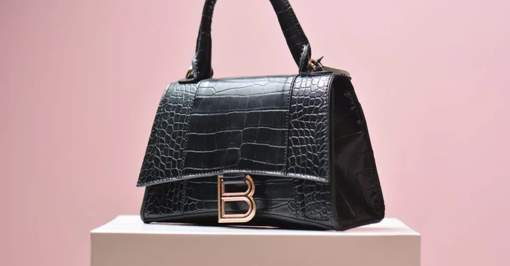 découvrez notre mini sac noir grainé, alliant élégance et praticité pour un style sophistiqué au quotidien.