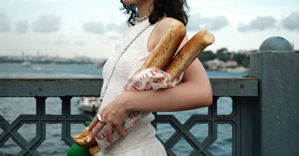découvrez notre élégante sac baguette en cuir noir, alliant style intemporel et qualité supérieure pour un look chic et sophistiqué au quotidien.