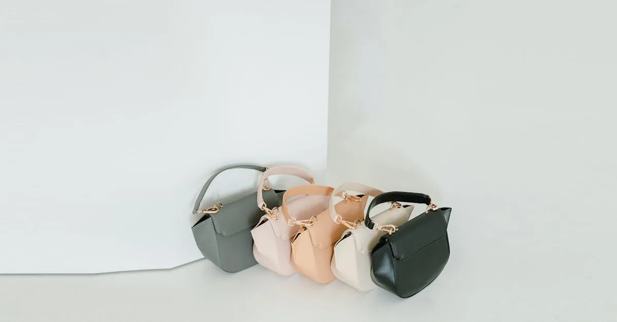 découvrez notre sac demi-lune en cuir noir, alliant élégance et praticité pour un style moderne et polyvalent.
