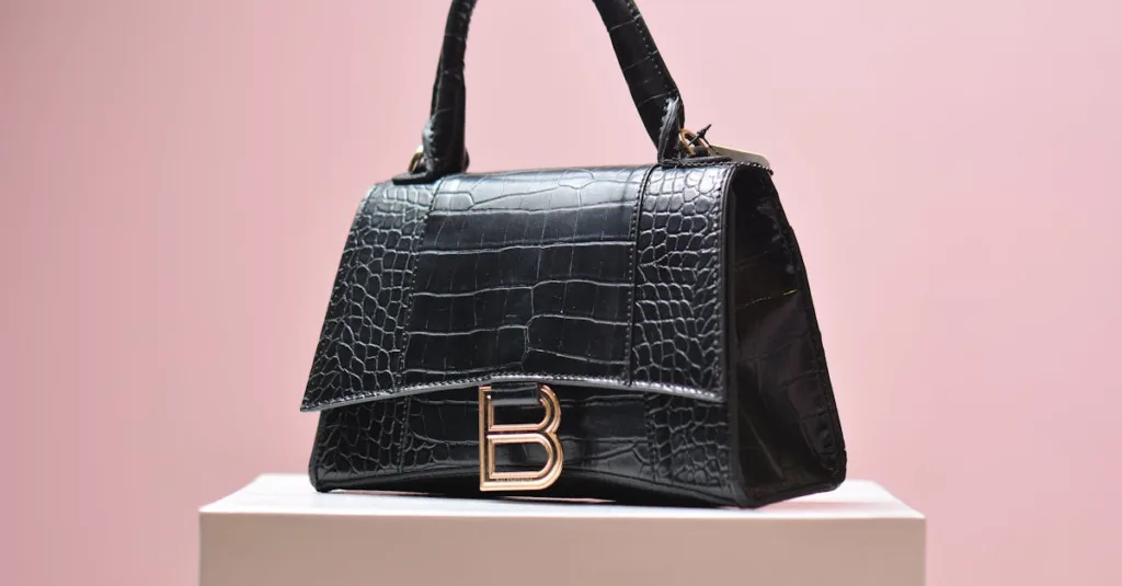 découvrez notre sac demi-lune en cuir noir, alliant élégance et fonctionnalité pour un style moderne et raffiné.