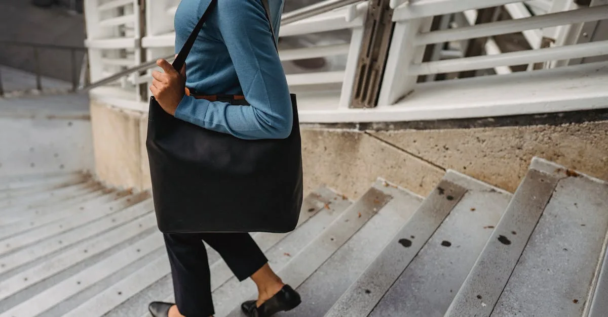 découvrez notre sac seau mini noir mat, alliant élégance et praticité pour un look moderne et sophistiqué.