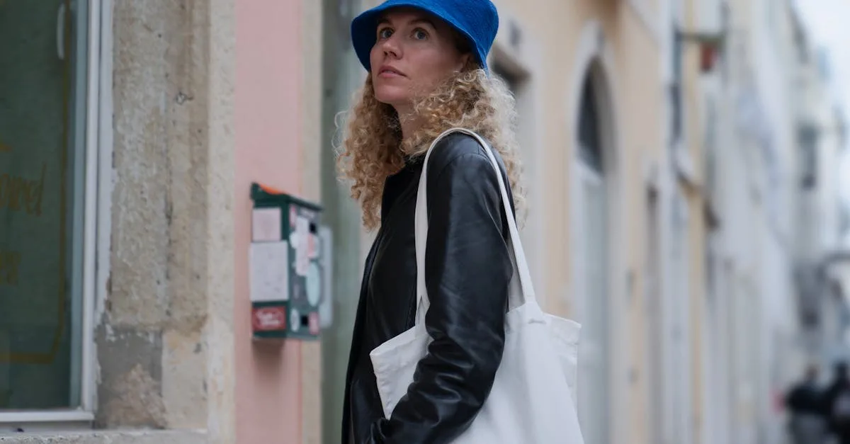 découvrez notre sac seau bordeaux alliant élégance et praticité, parfait pour un style chic au quotidien.