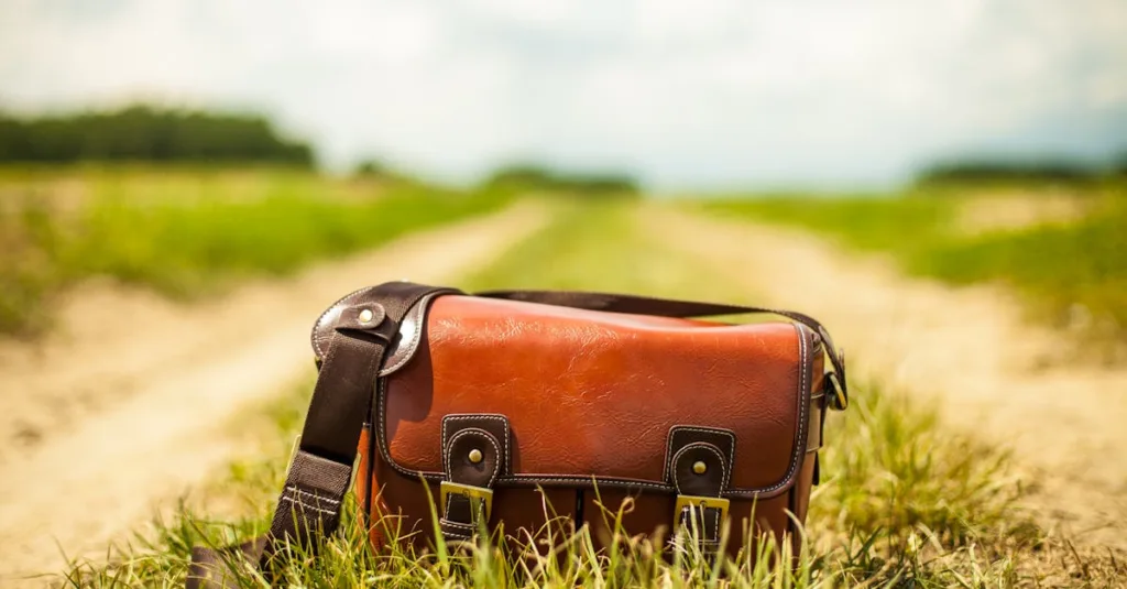 découvrez notre sac besace camel, alliant élégance et fonctionnalité pour un style intemporel au quotidien.