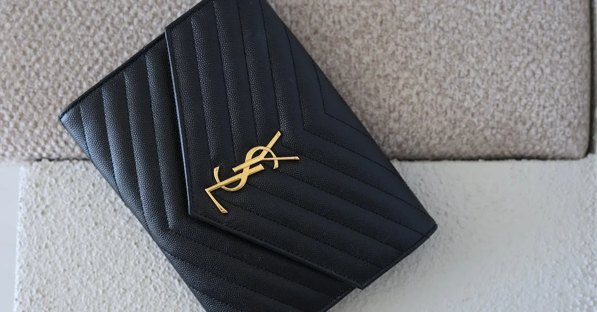 découvrez notre sac chaîne dorée élégant, parfait pour sublimer toutes vos tenues avec une touche de luxe et de modernité.