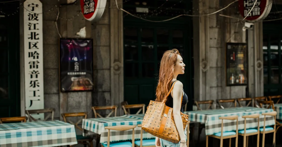 découvrez notre sac seau kaki, alliant style et praticité pour un look tendance et décontracté au quotidien.