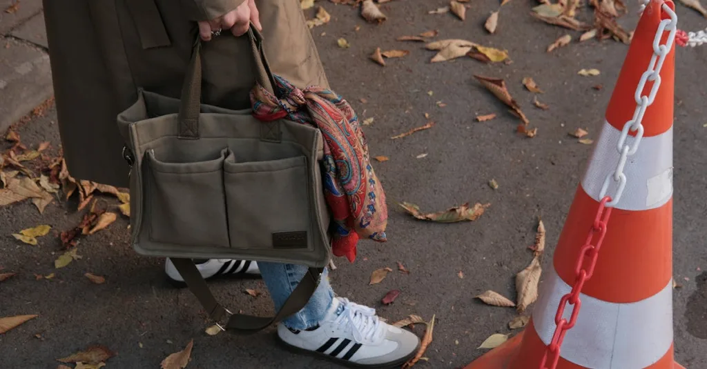découvrez notre sac seau kaki élégant et polyvalent, parfait pour compléter toutes vos tenues avec une touche tendance et pratique.