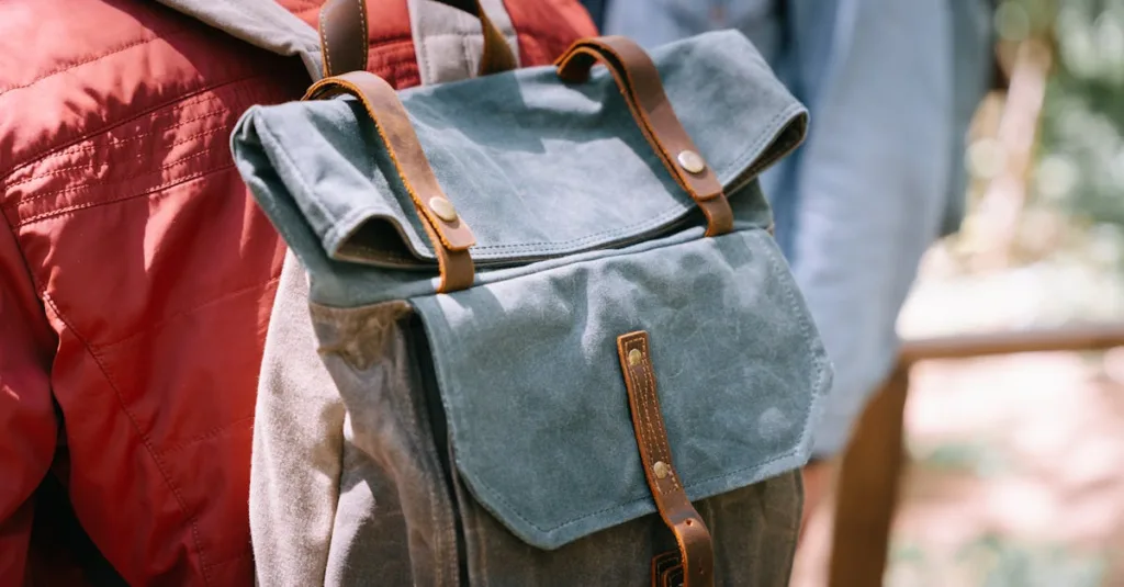 découvrez notre sac à dos en cuir alliant style et durabilité, parfait pour un usage quotidien ou les aventures urbaines.