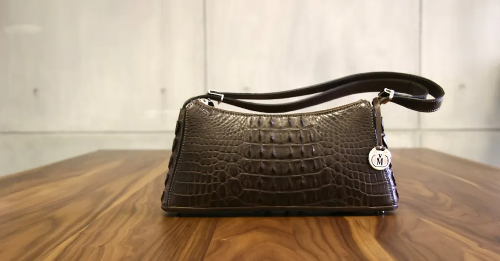 sac en cuir métallisé alliant élégance et modernité, parfait pour rehausser votre style au quotidien.
