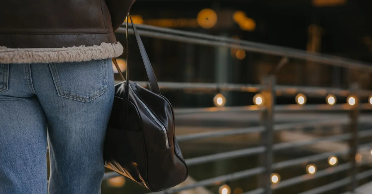 sac à bandoulière mini en cuir verni, élégant et compact, idéal pour un style chic et moderne au quotidien.