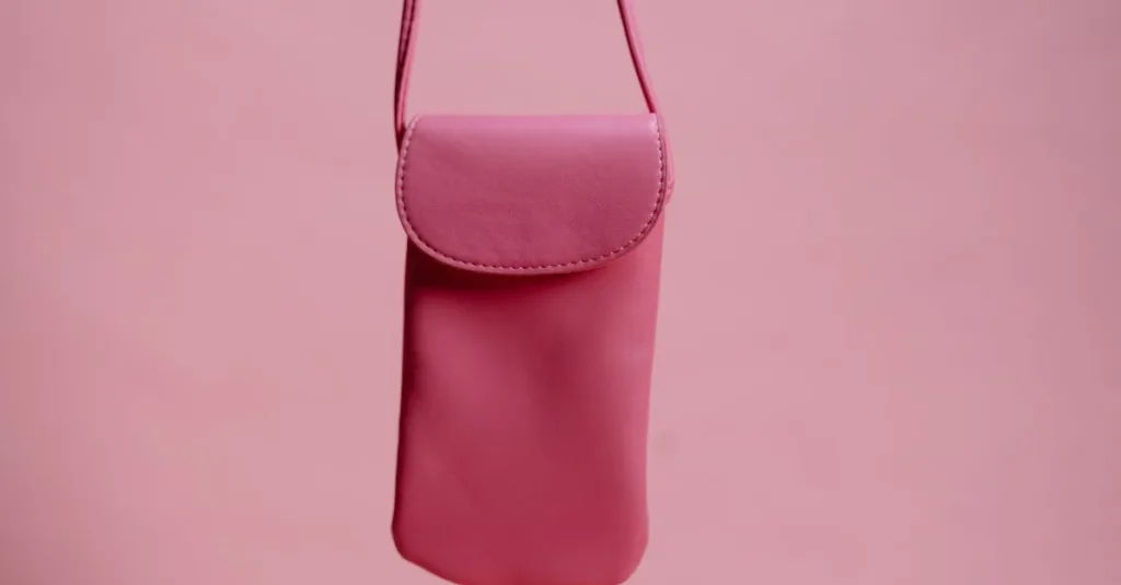découvrez notre mini sac à bandoulière en cuir verni, élégant et compact, parfait pour vos sorties stylées et pratiques.
