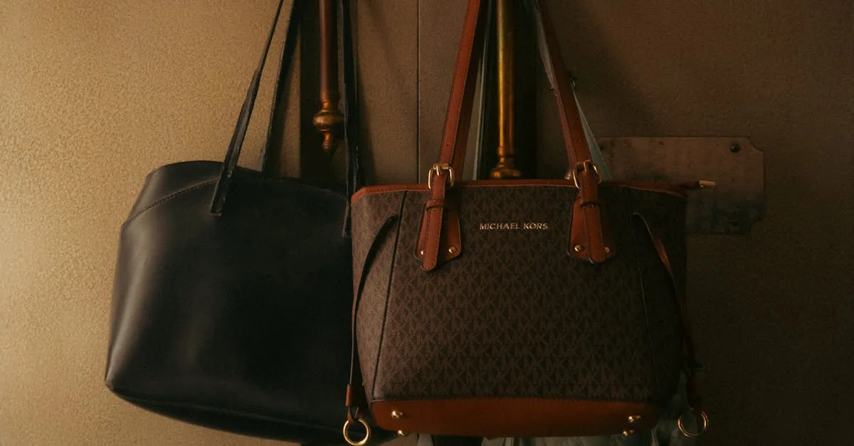 découvrez nos conseils essentiels pour l'entretien de votre sac seau en cuir nubuck et conservez-le comme neuf plus longtemps.