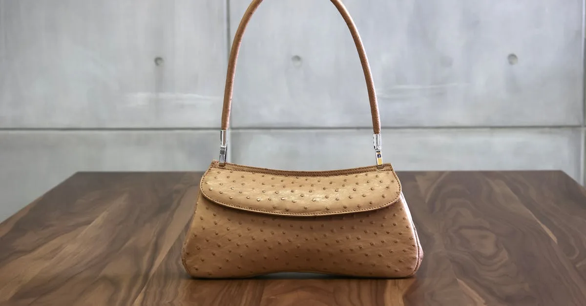 sac à bandoulière matelassé taupe, alliant élégance et praticité pour un style chic au quotidien.