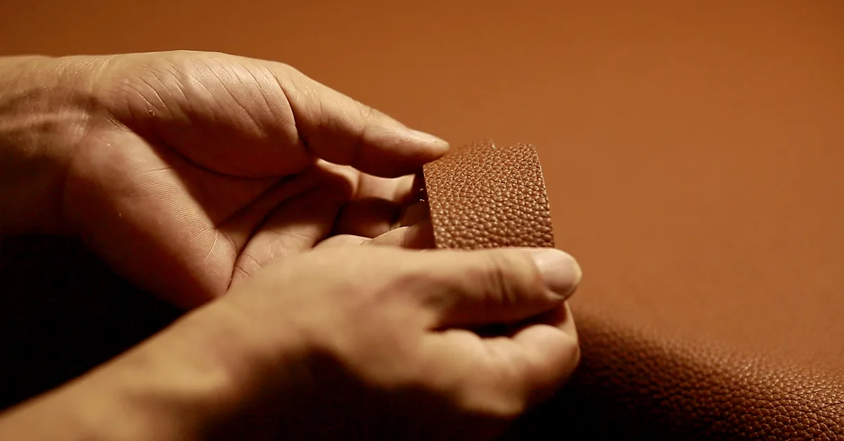 découvrez la résistance aux rayures du cuir saffiano, un cuir de haute qualité alliant élégance et durabilité pour protéger vos accessoires au quotidien.