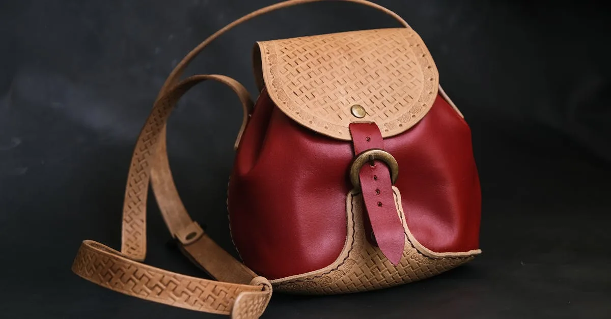 découvrez notre sac à bandoulière en cuir lisse, alliant élégance et praticité pour un style chic au quotidien.