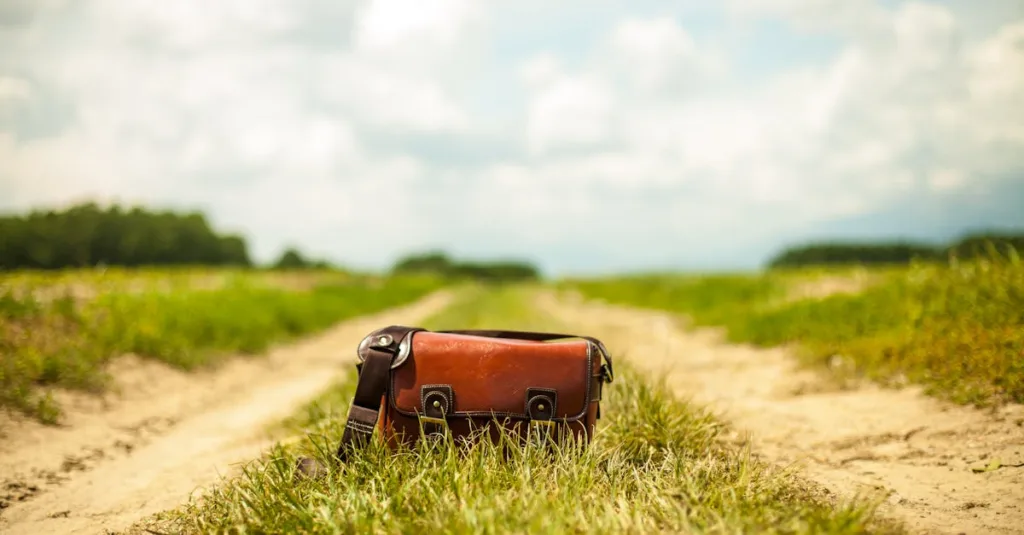 découvrez notre sacoche en cuir vintage, alliant élégance intemporelle et qualité artisanale pour un style unique et durable.