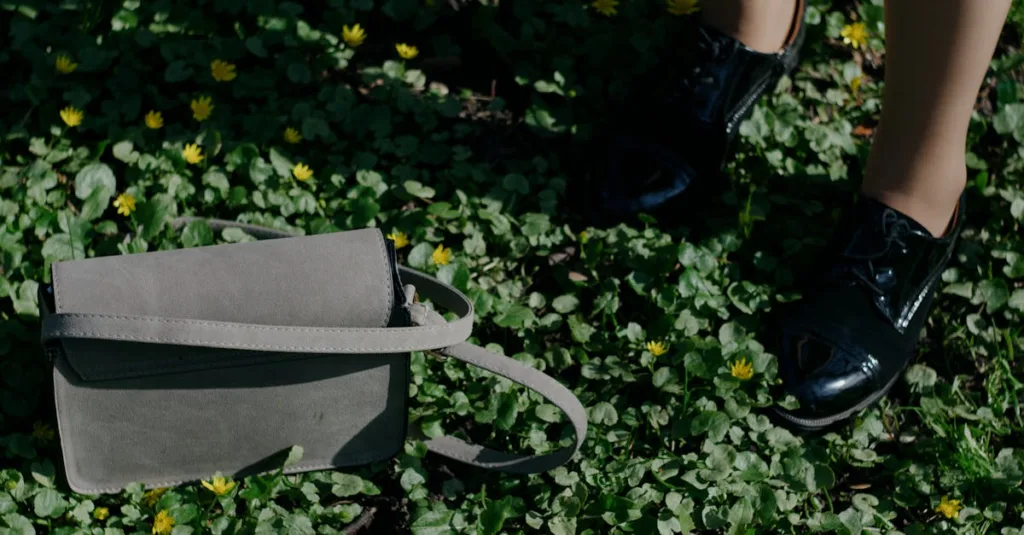 découvrez notre sac à bandoulière en cuir vintage, alliant élégance intemporelle et qualité artisanale pour un style unique au quotidien.