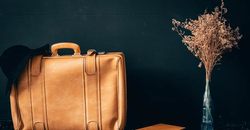 sac de bowling vintage en cuir mat, alliant élégance rétro et robustesse pour un style unique et intemporel.