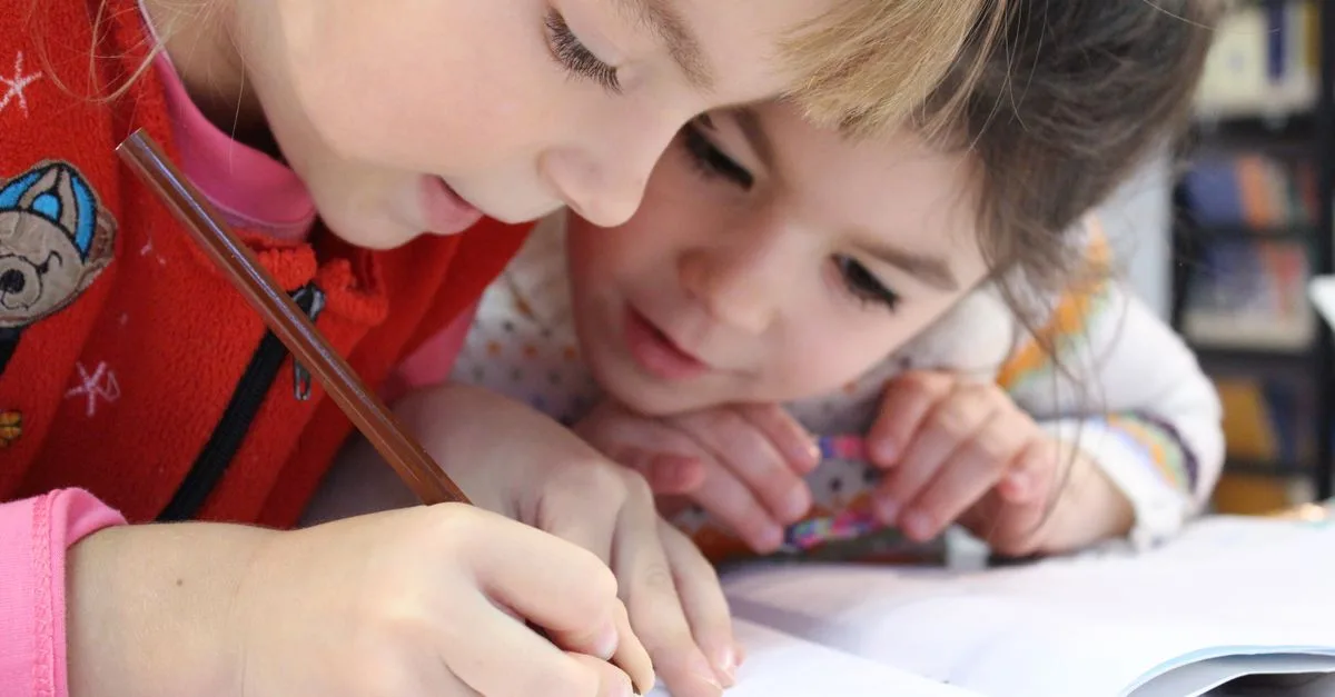 découvrez l'importance de l'apprentissage précoce de la lecture pour développer les compétences linguistiques et préparer les enfants à la réussite scolaire.