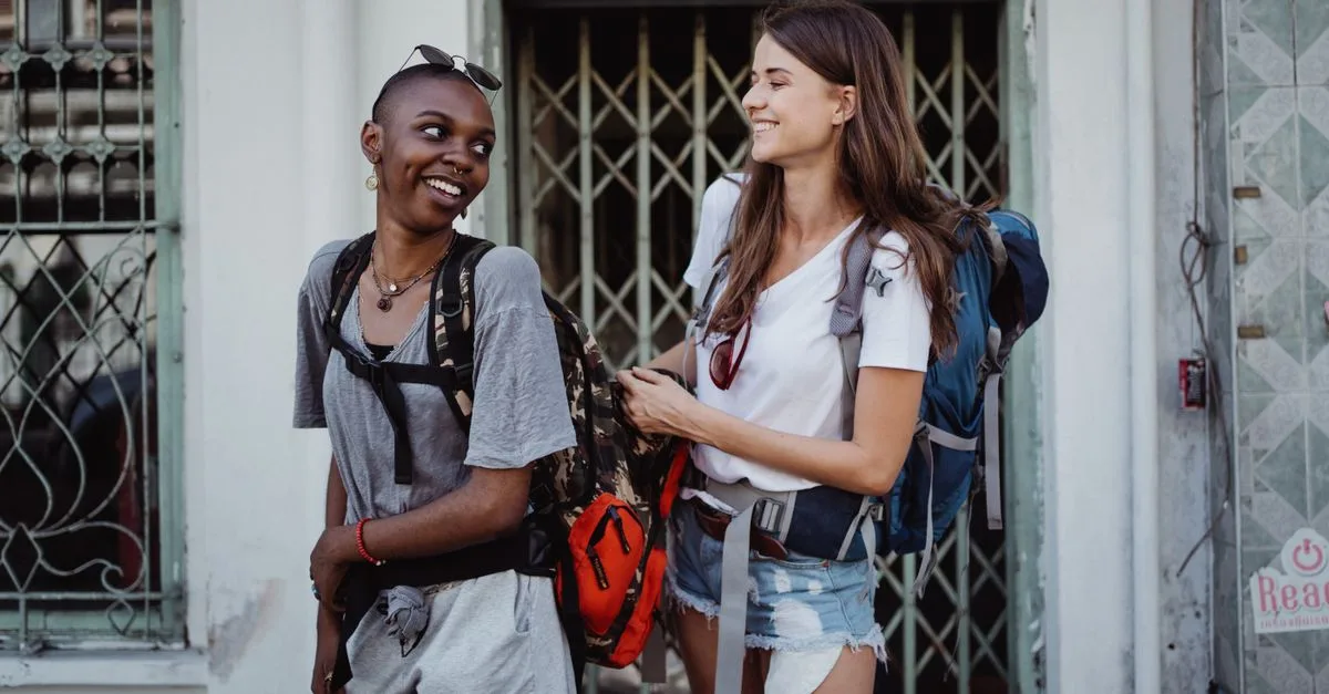 découvrez le sac à dos roll-top pour femme : pratique, élégant et spacieux, il vous accompagne au quotidien comme en voyage.