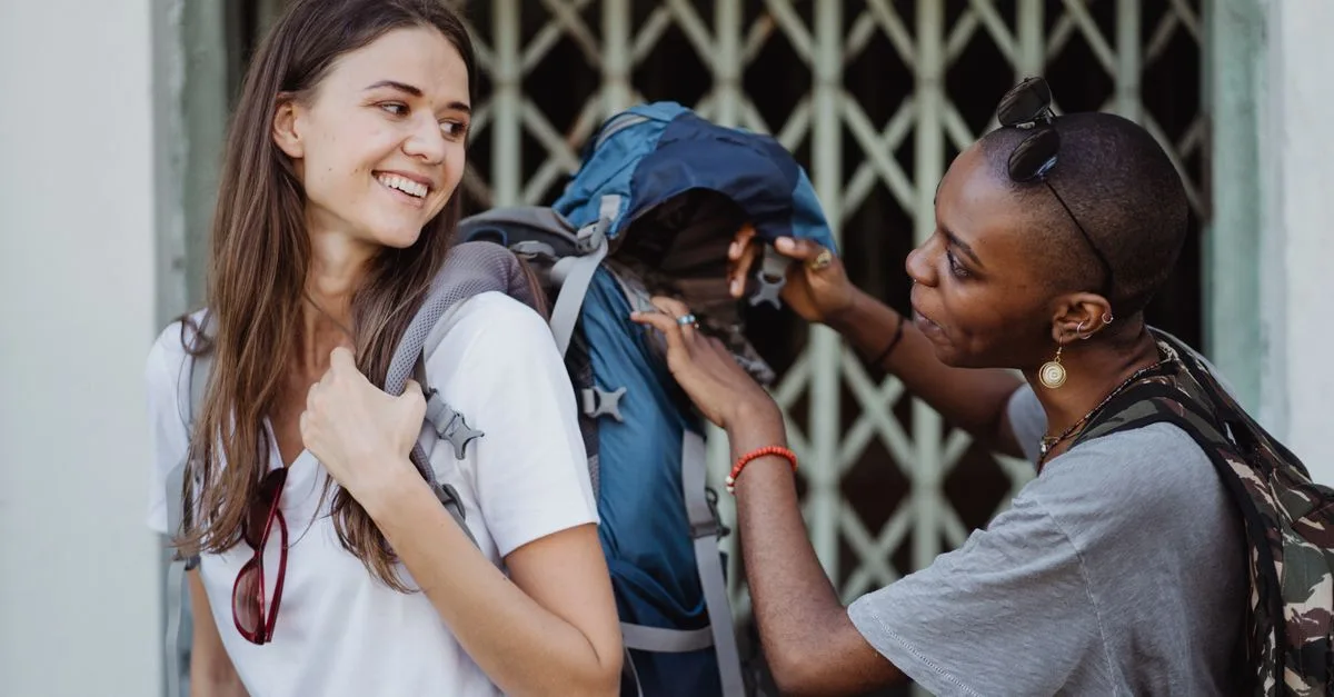 découvrez le sac à dos de voyage pour femme, idéal pour garder vos essentiels à portée de main et se glisser sous le siège en avion.